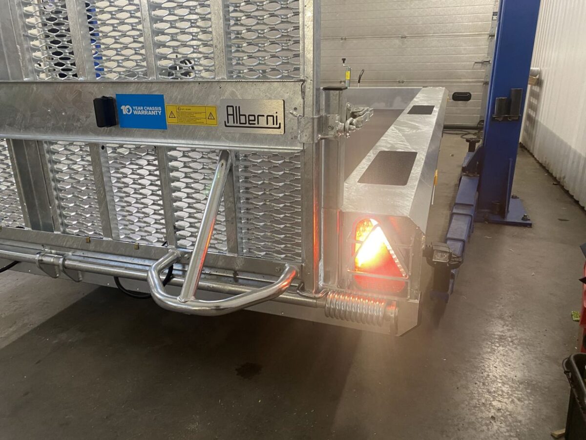 LED valot koneenkuljetusvaunuun-3748