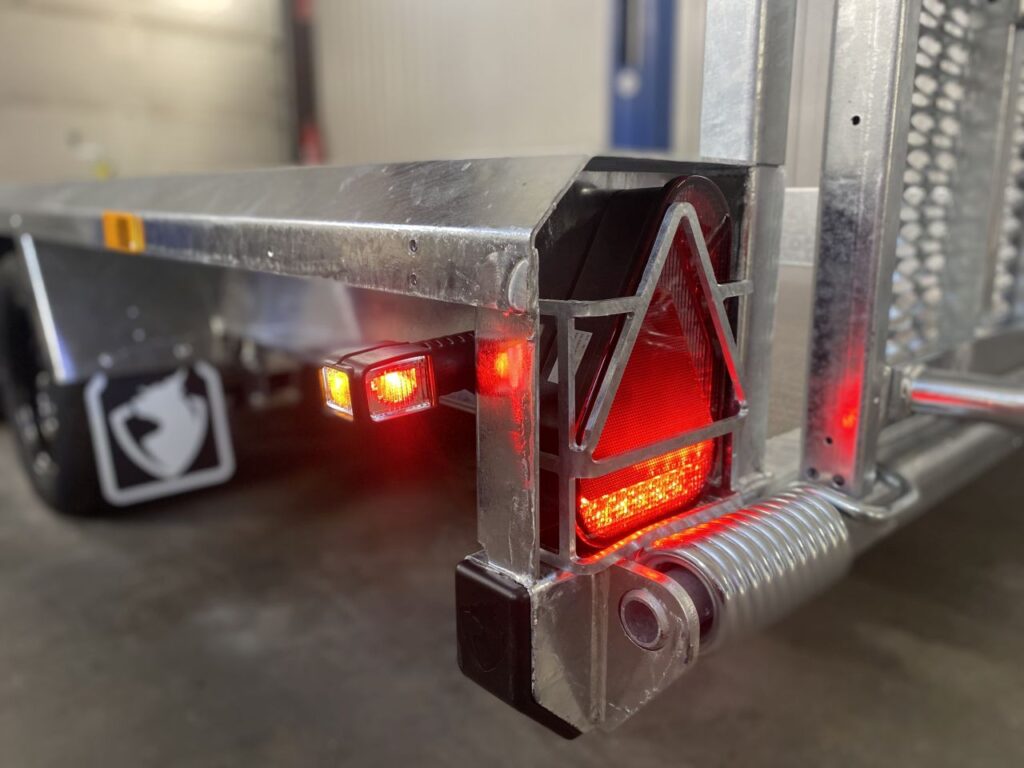 LED valot koneenkuljetusvaunuun-0