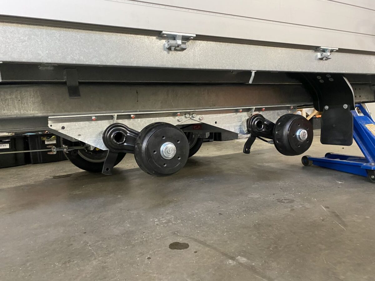 Saris K1 306x170 2700 kg 6,3m3-5030