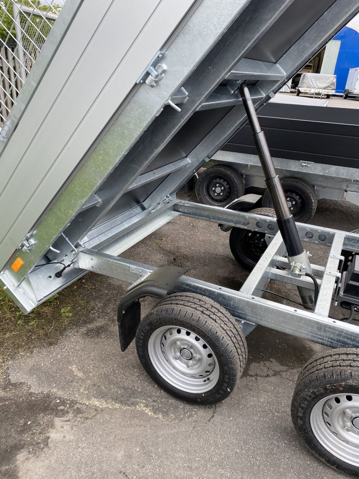 Saris K1 276x170 2700 kg 4,3 m3-5085