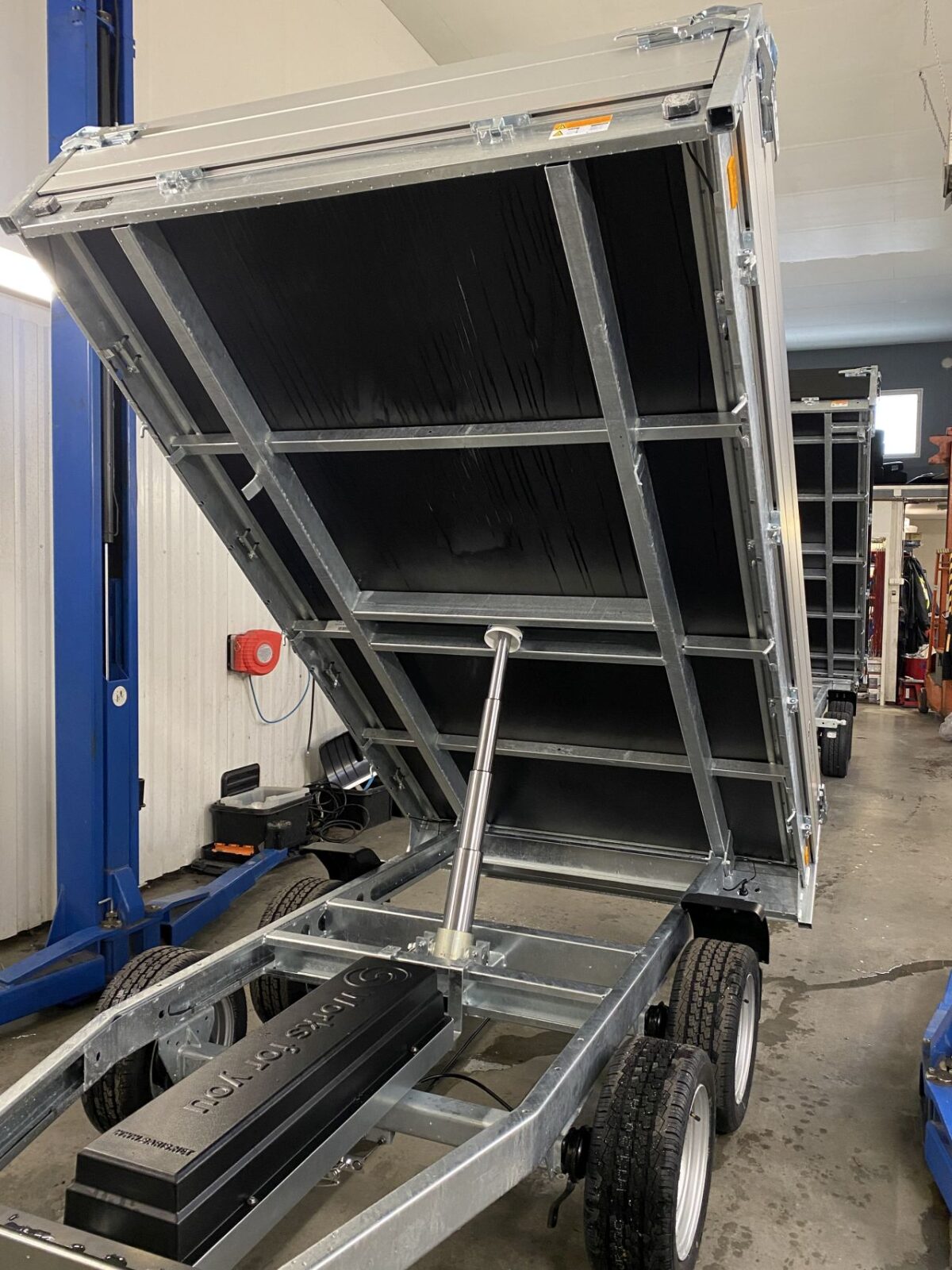 Saris K1 276x170 2700 kg 4,3 m3-5064