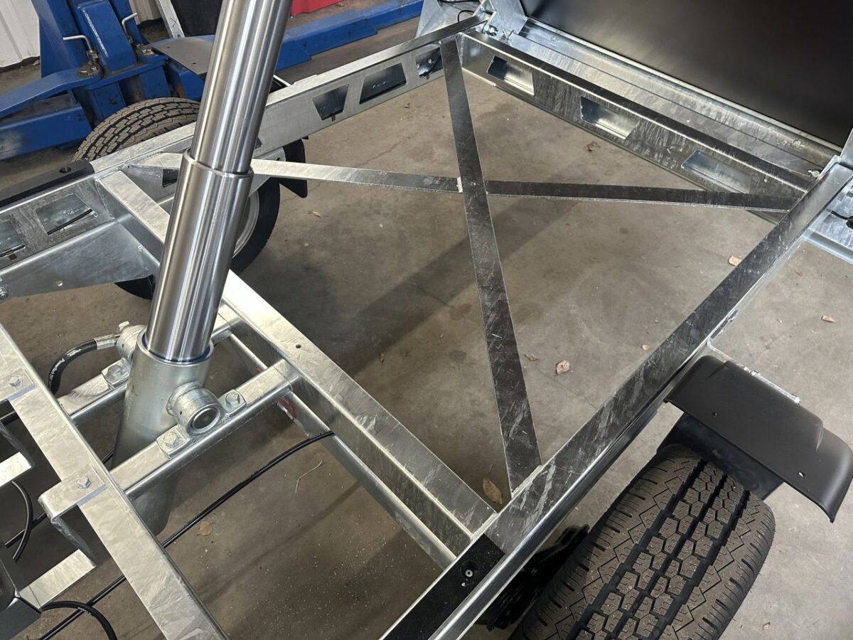 Saris K1 306x170 2700 kg 6,3m3-9734