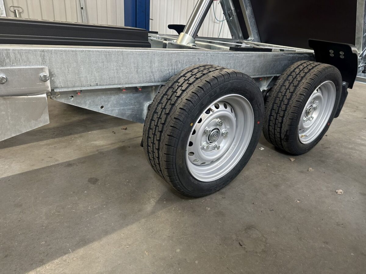 Saris K1 306x170 2700 kg 6,3m3-9738