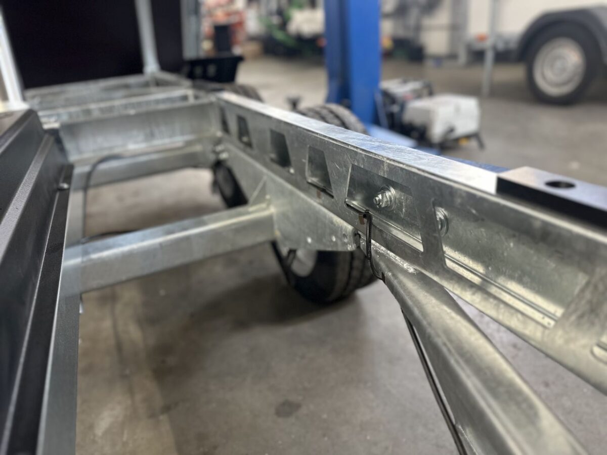 Saris K1 306x170 2700 kg 6,3m3-9740
