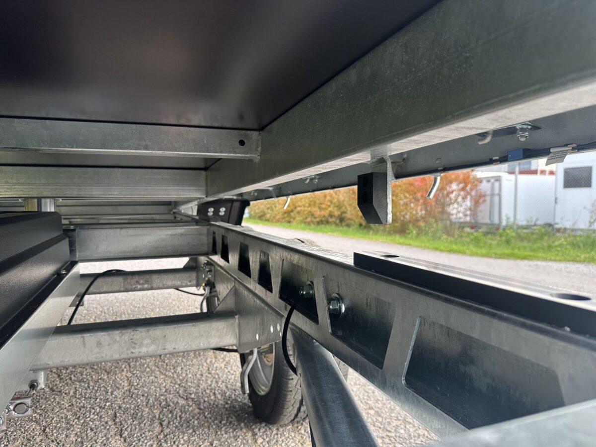 Saris K1 306x170 2700 kg 6,3m3-10754