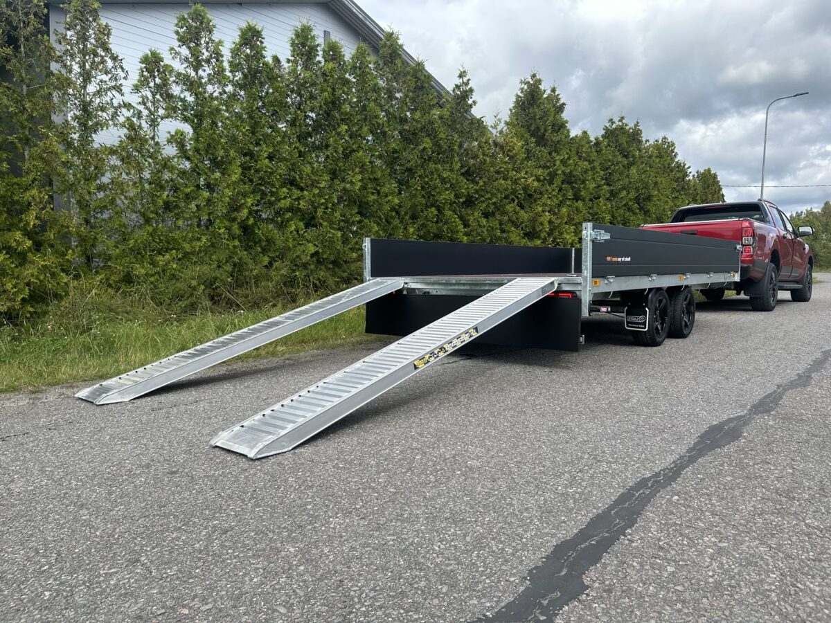 perävaunu alumiini rampeilla