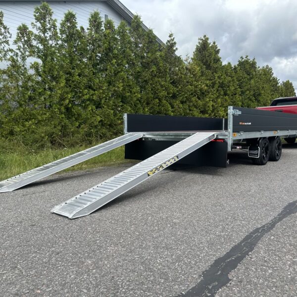 perävaunu alumiini rampeilla