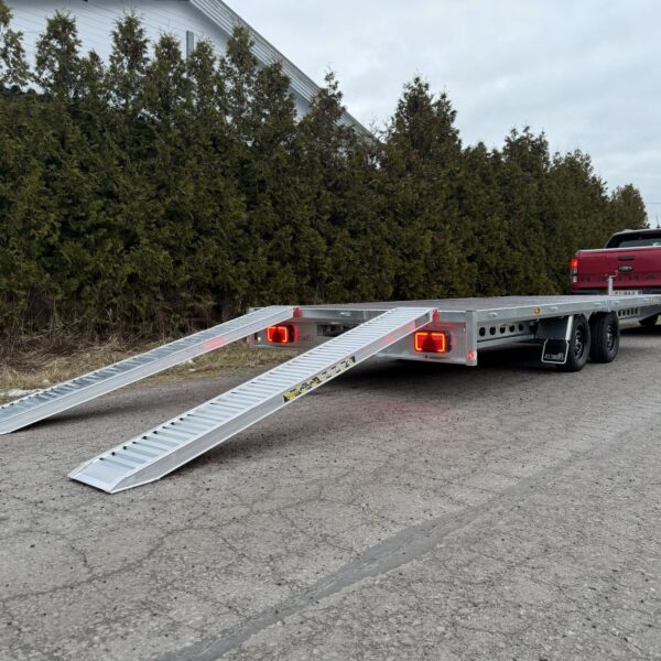 Henra lavetti perävaunu auton kuljettamiseen