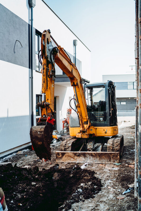 Koneiden kuljettaminen perävaunulla. Koneenkuljetusperävaunut ovat toimintasi kulmakivi, Alberni Oy toimittaa luotettavat ja turvalliset Koneenkuljetusperävaunut.
