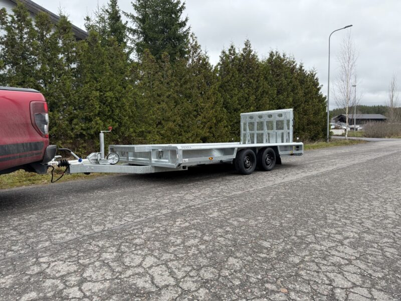 HENRA koneenkuljetusperävaunu 3500 kg kahdella akselilla.