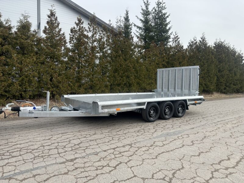 Peräkärryt koneiden kuljettamiseen. Perävaunut myy Alberni Oy.