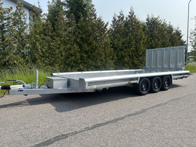 VLemmix koneenkuljetusperävaunu 3500kg kolmella akselilla. Pituus 480 cm.