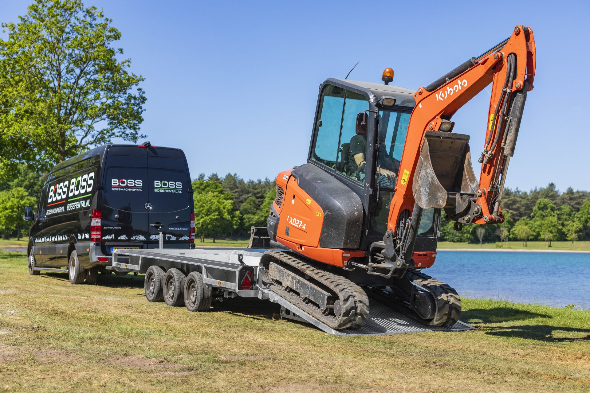 Koneen lastaus peräkärryyn, Perävaunut ja peräkärryt koneiden kuljettamiseen myy alberni Oy.