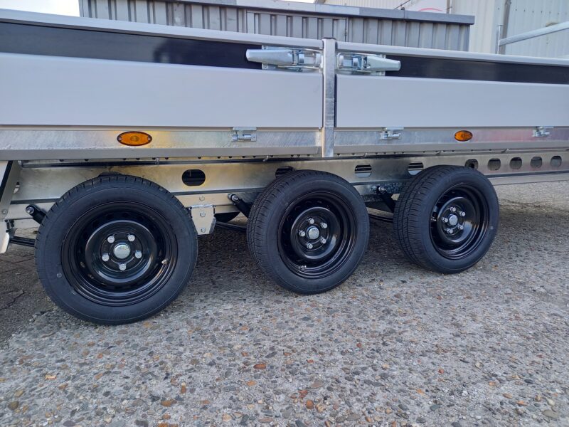 Lahtijousitus HENRA perävaunuun. Myyjä alberni oy.