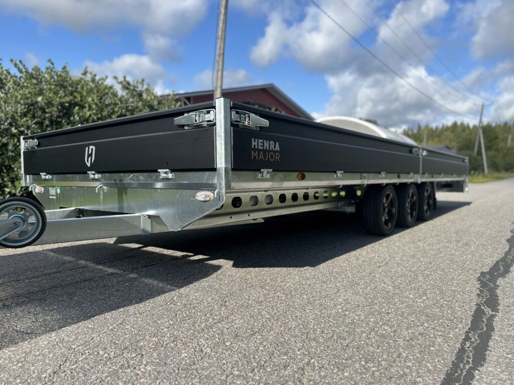 peräkärry henra voidaan varustaa mustilla laidoilla.