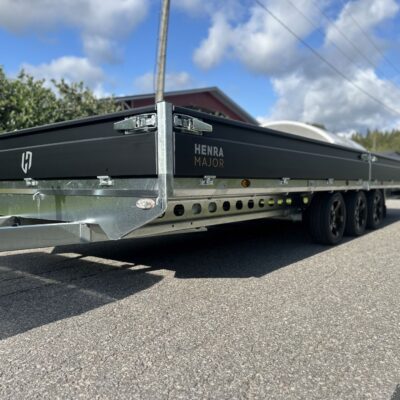 peräkärry henra voidaan varustaa mustilla laidoilla.