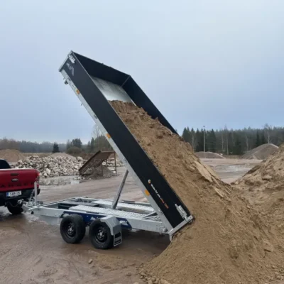 Perävaunut ja peräkärryt hydraulisella kipillä.