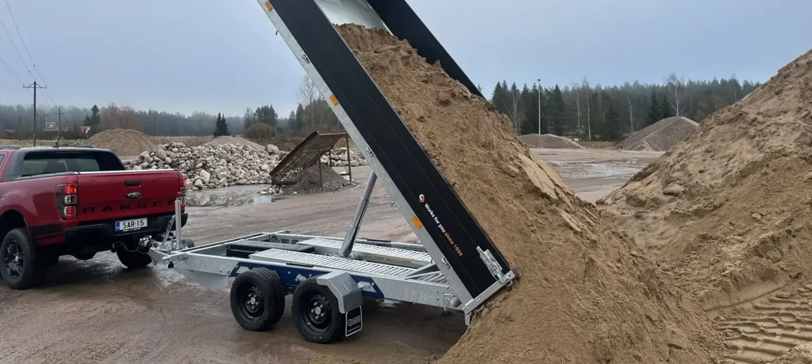 Peräkärry jossa hydraulinen kippaus, maamassoja, klapeja, risuja tai jätettä. kolmeensuuntaa tai yhteensuuntaan kippaava. Kippiperävaunut myy Alberni Oy.