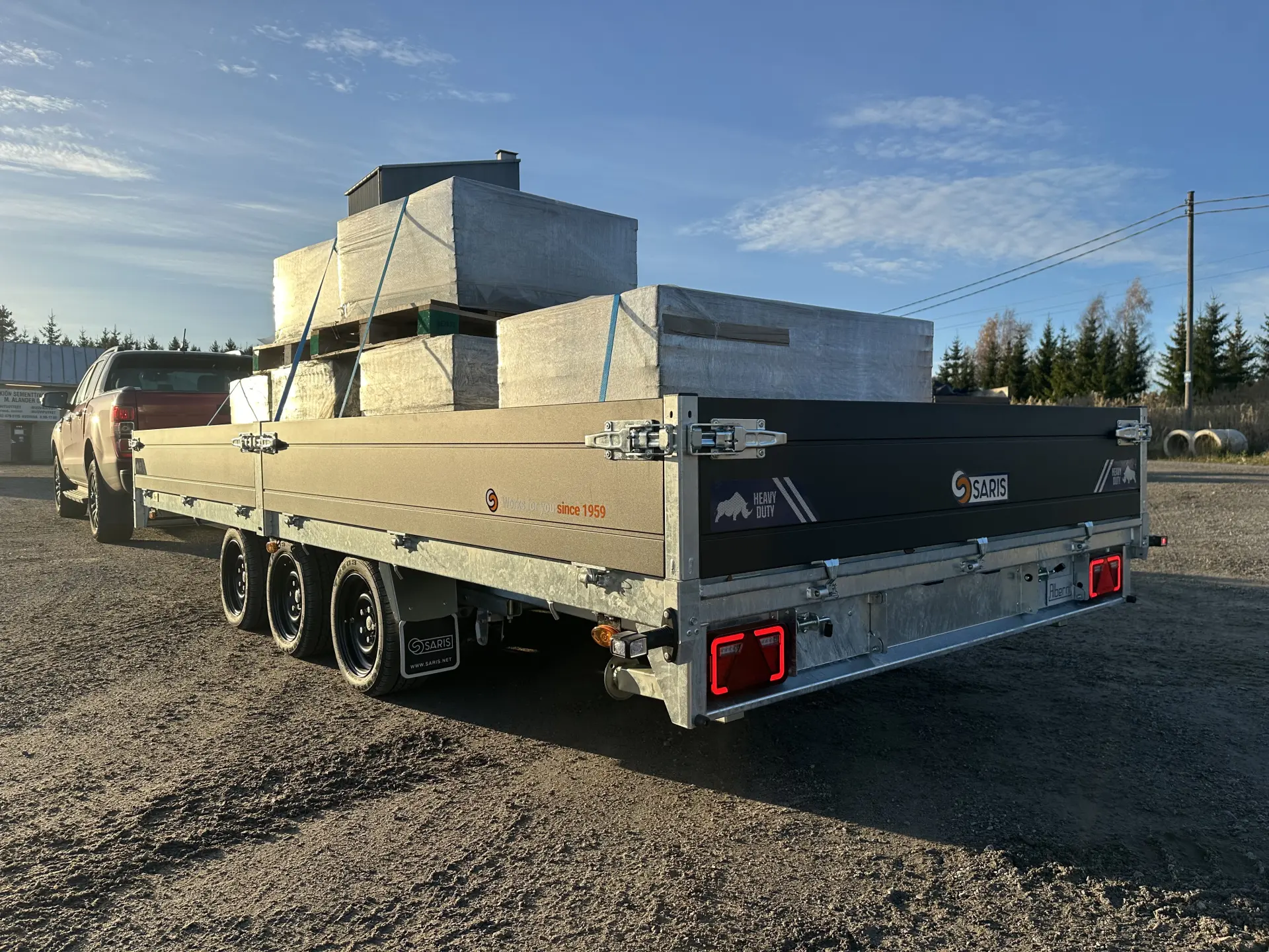 Lavettiperävaunu SARIS HEAVY DUTY  7200 kg kuormalla pihakiviä.