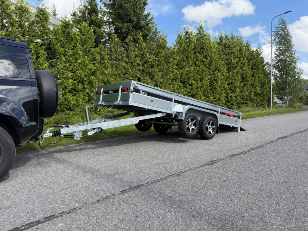 Peräkärry kippaava 4 m pitkä ja 2400 kg kokonaispaino