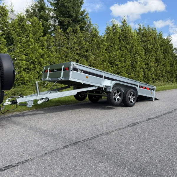 Peräkärry kippaava 4 m pitkä ja 2400 kg kokonaispaino