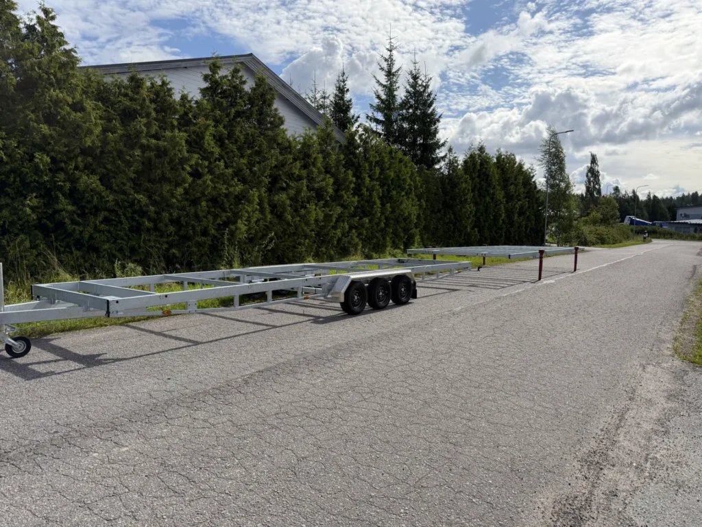 TinyHouse/mökki perävaunu irrotettava 840 cm 3500 kg. mahdollistaa mäökin luovan sijoittamisen.