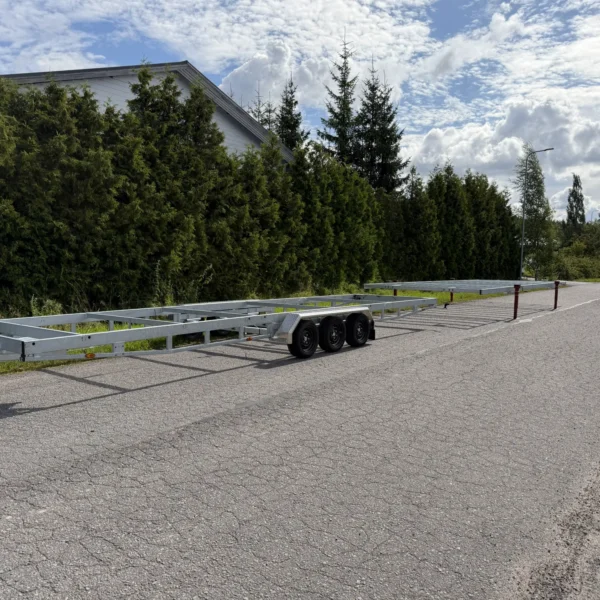 TinyHouse/mökki perävaunu irrotettava 840 cm 3500 kg. mahdollistaa mäökin luovan sijoittamisen.